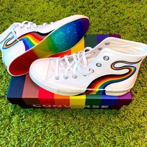 Selling these brand new converse!!